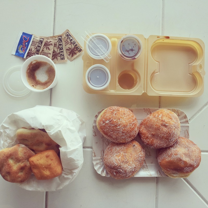 colazione | colazione al mare | brioche | bomboloni