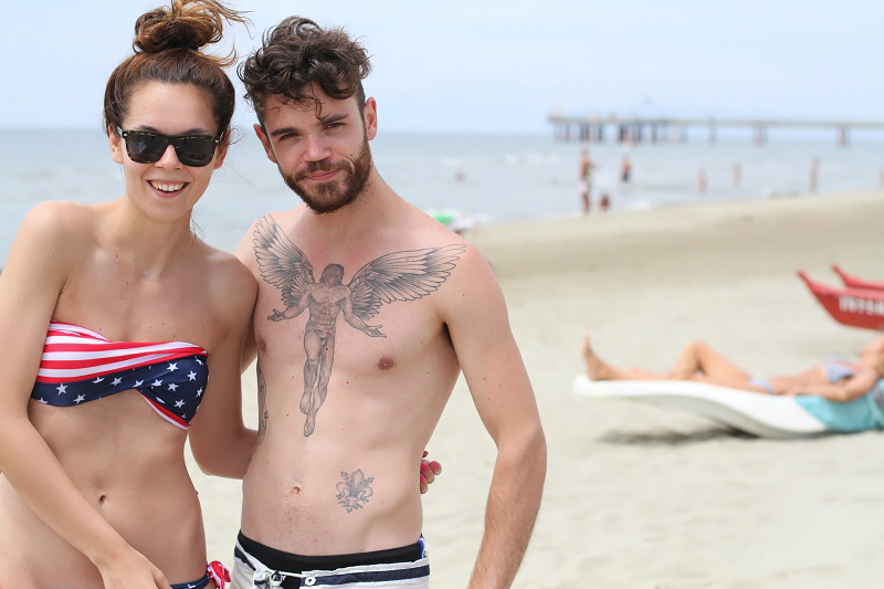 Due pezzi | bikini | costume americano | ragazza costume | costume da bagno | ragazza bikini | capelli lunghi | capelli sani 1
