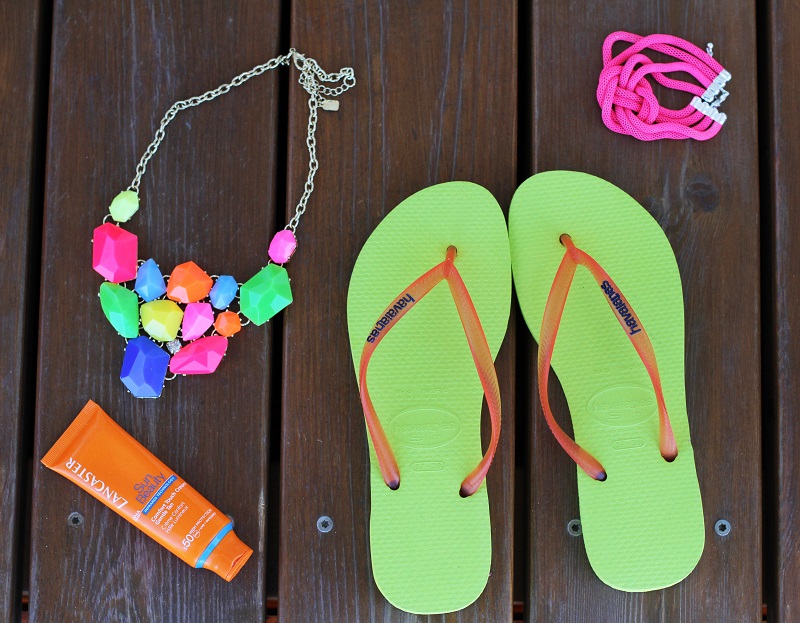 HAVAIANAS | infradito | sandali mare | infradito mare | solare | collana colorata | collana fluo | bracciale fluo | fluo | colori fluo