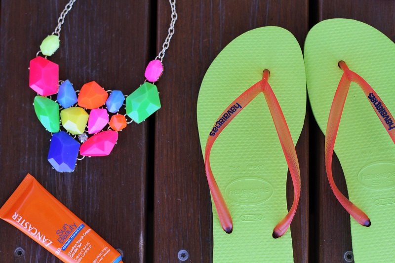 infradito | sandali mare | infradito mare | solare | collana colorata | collana fluo | bracciale fluo | fluo | colori fluo 1