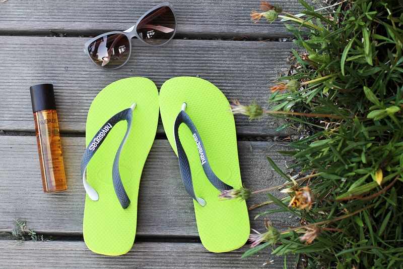 HAVAIANAS | infradito | sandali mare | infradito mare | solare | occhiali da sole | fluo | estate | mare