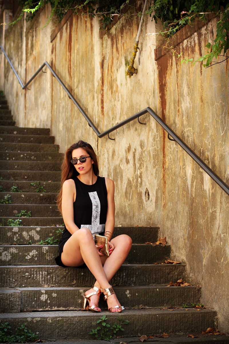 la domenica | irene colzi | irene closet | fashion blogger | fashion blog | outfit | look | scarpe oro | maglia croce | occhiali da sole | occhiali da sole giorgio armani | pochette oro | moda