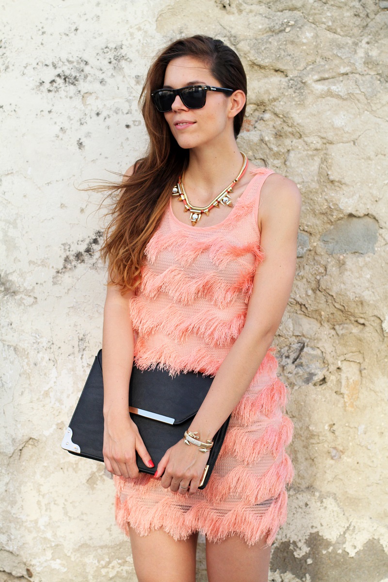 vestito elegante | vestito salmone | vestito frange | pochette nera