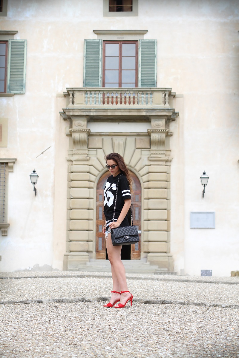 chanel bag | nuovi capelli | maglia con numero | shorts jeans |  vogue eyewear | luxottica | outfit | look | irene colzi | irene closet | scarpe rosse | sandali rossi 1