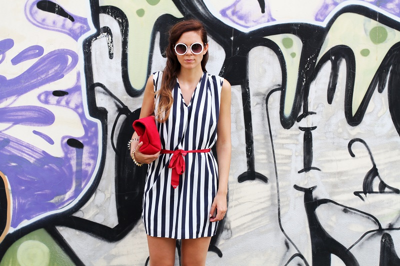 tendenze estate 2013 | graffiti | murales | righe | occhiali da sole tondi | borsa celine | vangle | borsa rossa | outfit | look | fashion blogger | it girl