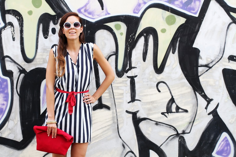 tendenze estate 2013 | graffiti | murales | righe | occhiali da sole tondi | borsa celine | vangle | borsa rossa | outfit | look | fashion blogger | it girl