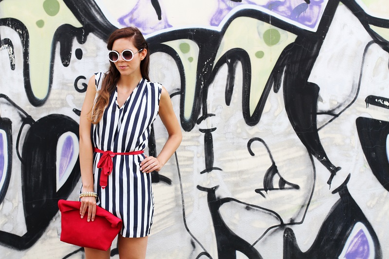 tendenze estate 2013 | graffiti | murales | righe | occhiali da sole tondi | borsa celine | vangle | borsa rossa | outfit | look | fashion blogger | it girl