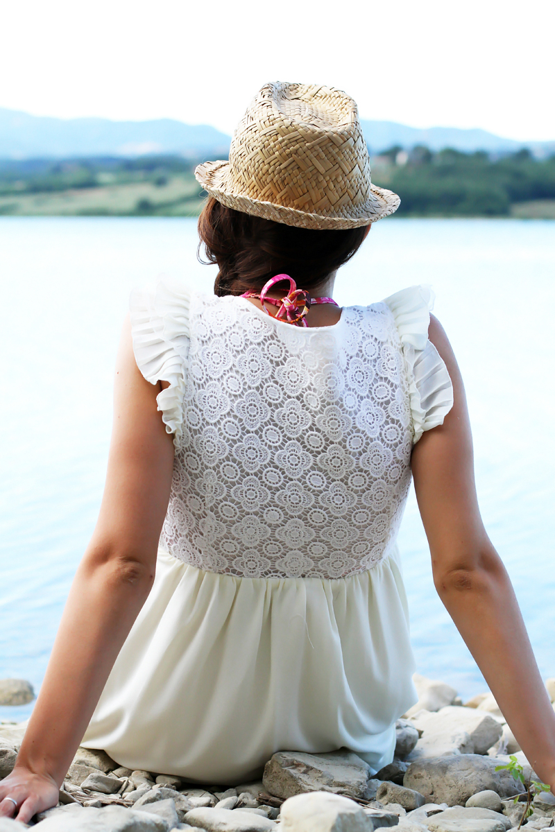 vestito bianco | cappello paglia | lago barberino | zeppe paglia | vestito pizzo | copricostume | outfit mare | outfit lago 1