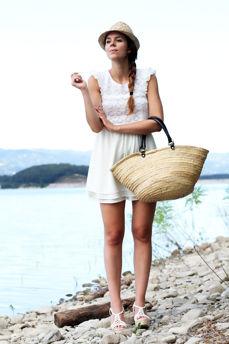 vestito bianco | cappello paglia | lago barberino | zeppe paglia | vestito pizzo | copricostume | outfit mare | outfit lago 2