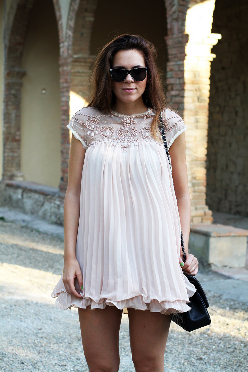 vestito elegante | abito corto | vestito rosa | abito elegante | vestito elegante | outfit chic | look elegante | borsa chanel jumbo | borsa chanel 2.55 | borsa chanel 4