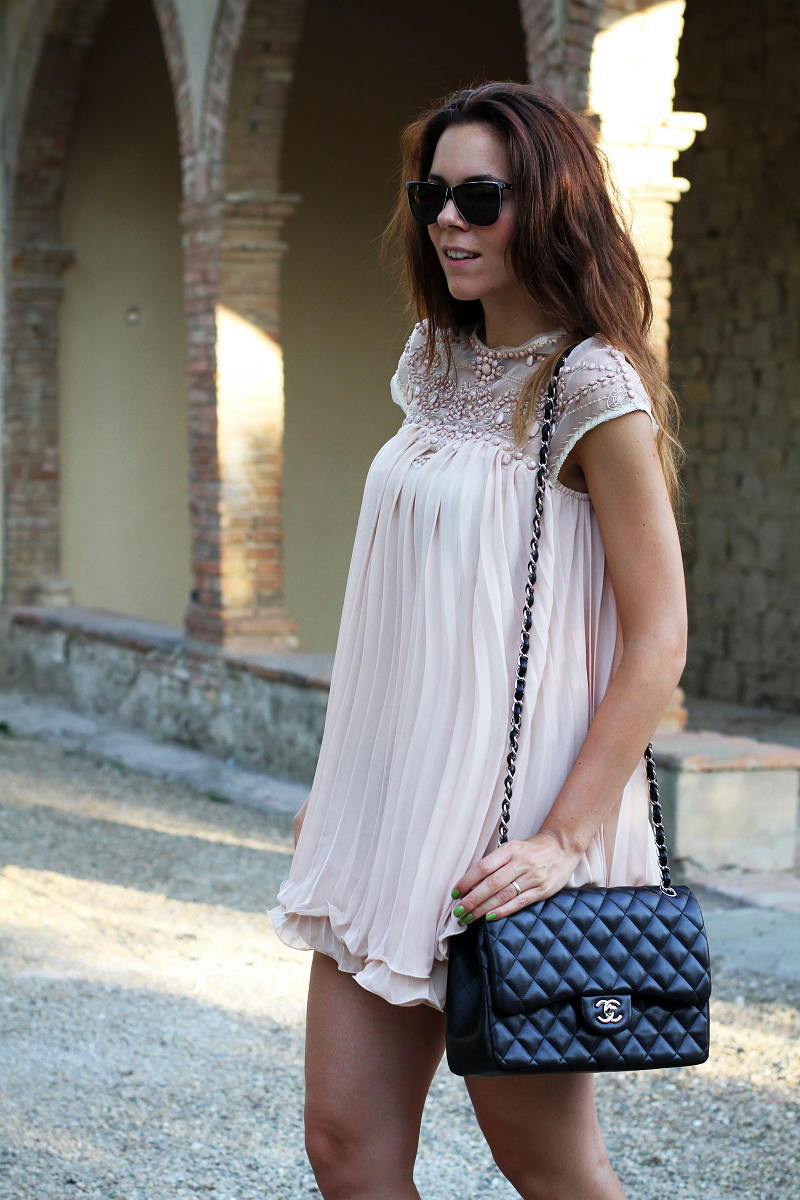 vestito elegante | abito corto | vestito rosa | abito elegante | vestito elegante | outfit chic | look elegante | borsa chanel jumbo | borsa chanel 2.55 | borsa chanel 2