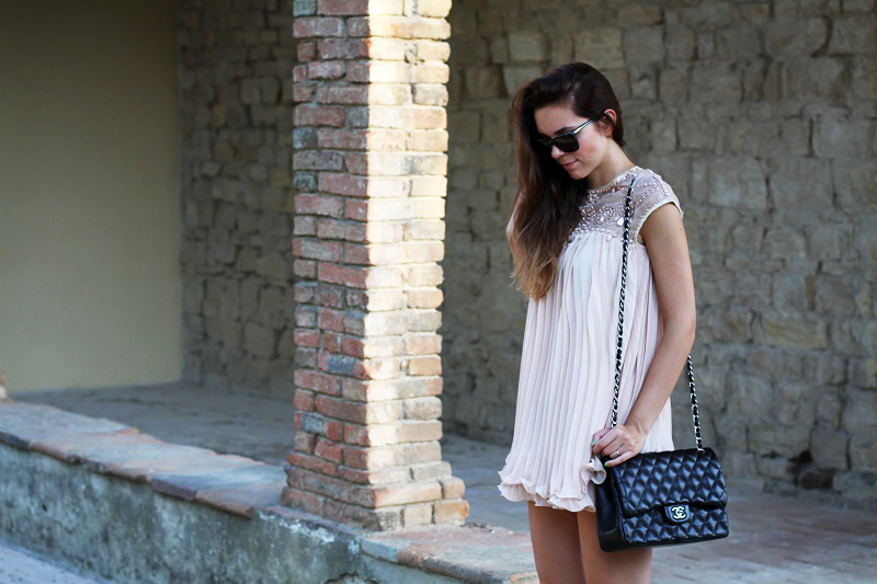 vestito elegante | abito corto | vestito rosa | abito elegante | vestito elegante | outfit chic | look elegante | borsa chanel jumbo | borsa chanel 2.55 | borsa chanel 3