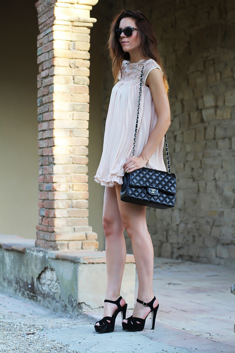 vestito elegante | abito corto | vestito rosa | abito elegante | vestito elegante | outfit chic | look elegante | borsa chanel jumbo | borsa chanel 2.55 | borsa chanel | sandali neri tacco | sandali neri 2