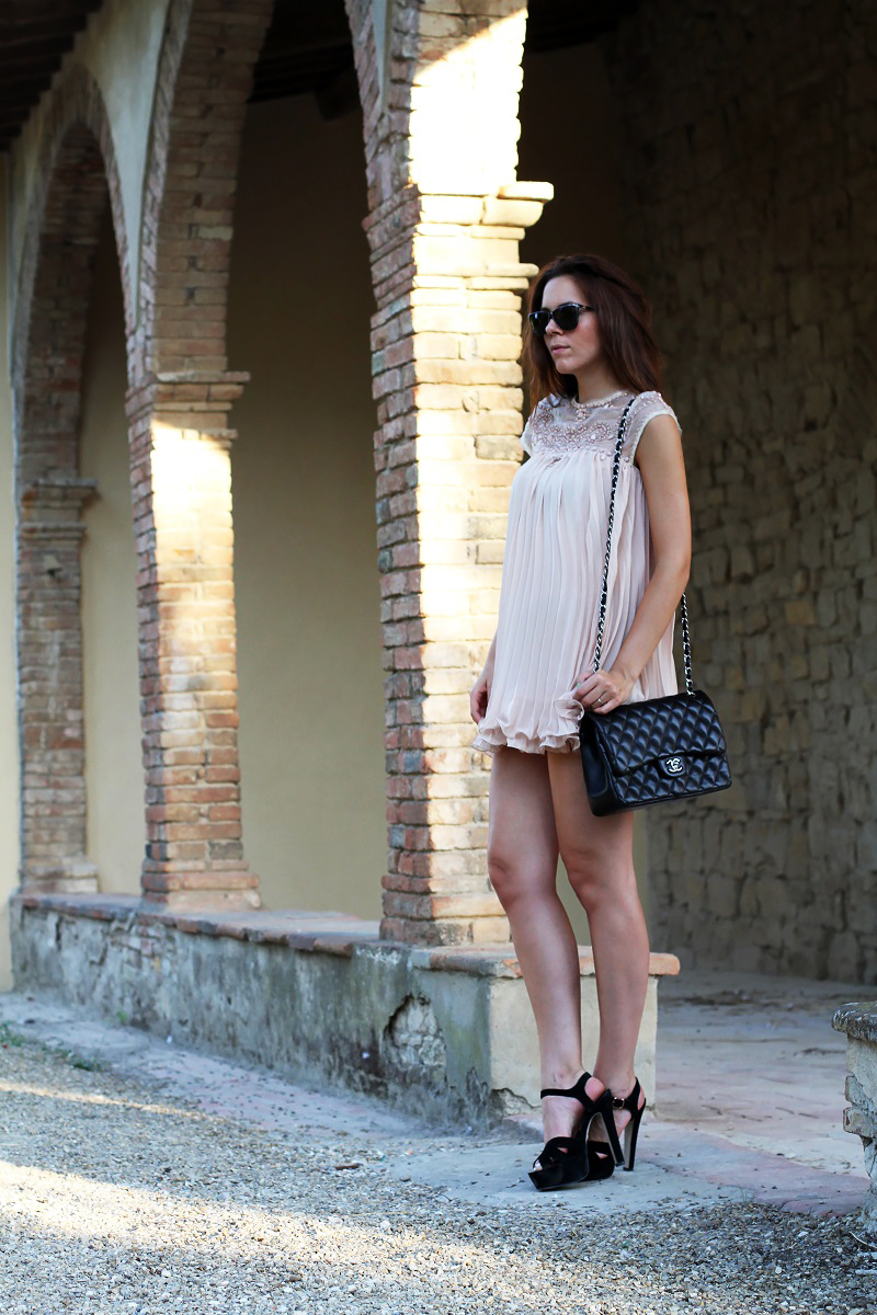 vestito elegante | abito corto | vestito rosa | abito elegante | vestito elegante | outfit chic | look elegante | borsa chanel jumbo | borsa chanel 2.55 | borsa chanel | sandali neri tacco | sandali neri 1