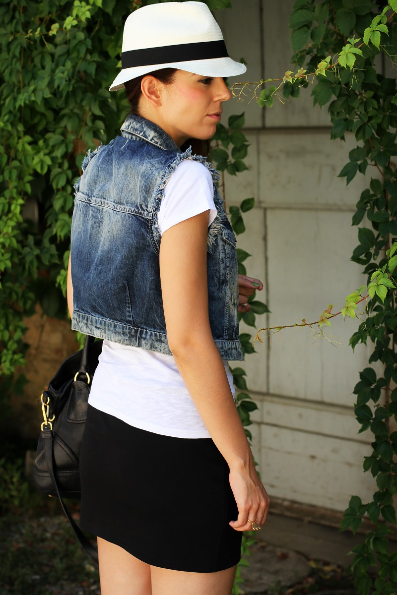 chapeu | borsalino | cappello borsalino | cappello in paglia | ragazza shatush | shatush | tee stampa | tshirt bianca | gonna pelle | gilet jeans | gilet denim 4