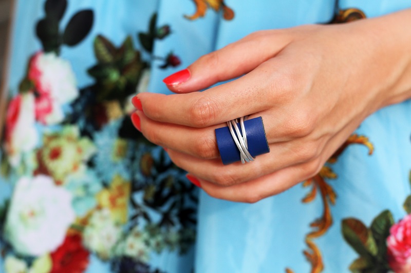 anello | anello blu | accessori | smalto rosso