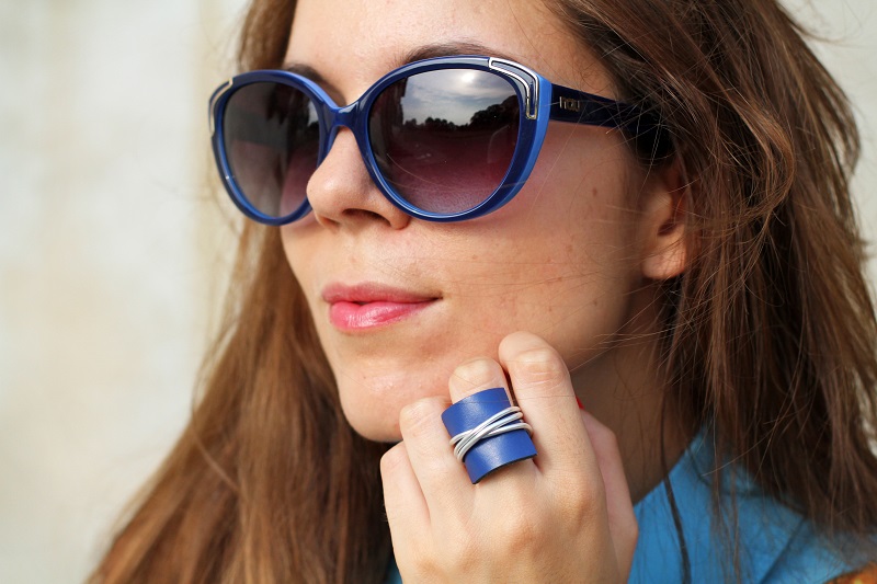 anello | anello blu | accessori | smalto rosso | occhiali da sole | occhiali da sole moda