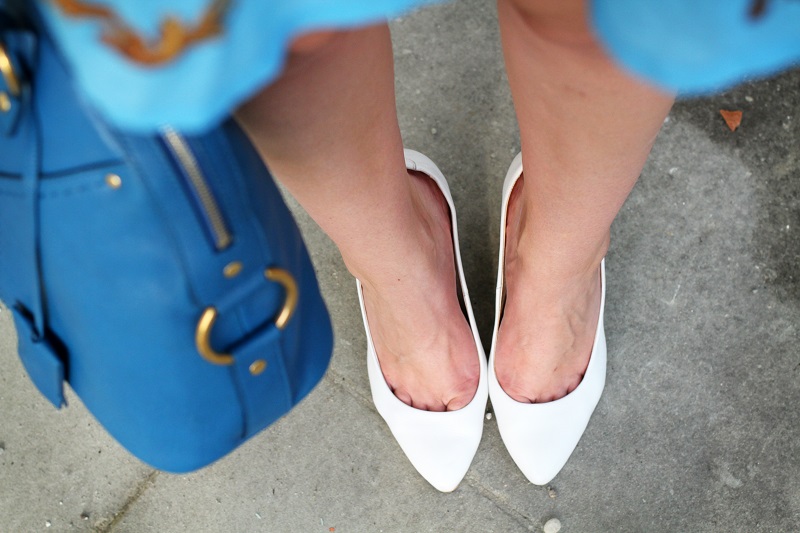 scarpe bianche | borsa celeste