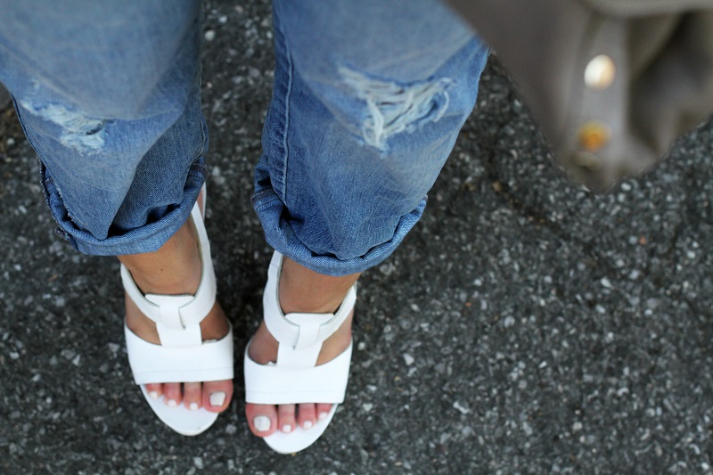 jeans strappati | jeans boyfriend | sandali bianchi
