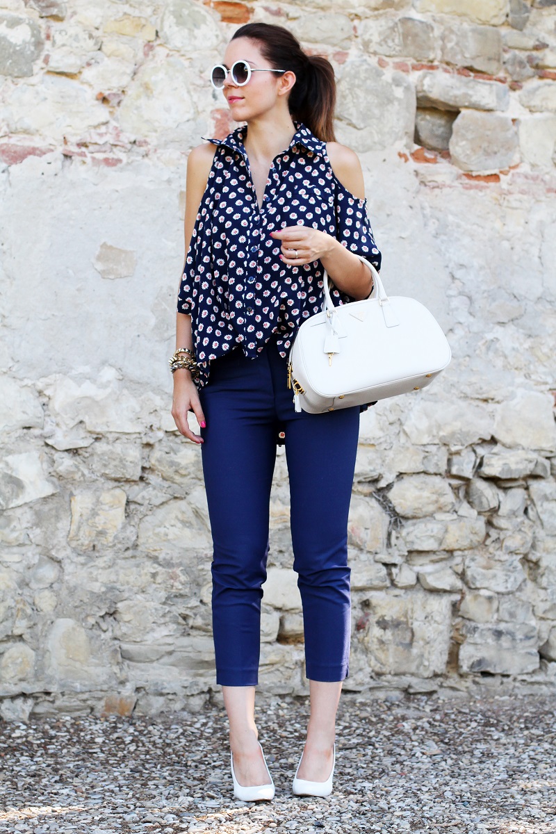 borsa prada | occhiali da sole | camicia spalle scoperte | pantaloni capri | pinocchietti  4
