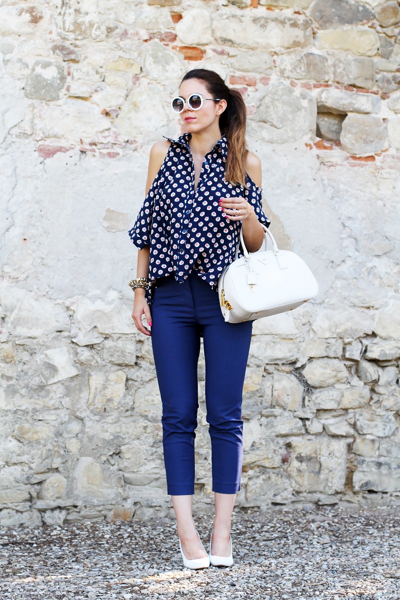 borsa prada | occhiali da sole | camicia spalle scoperte | pantaloni capri | pinocchietti  6