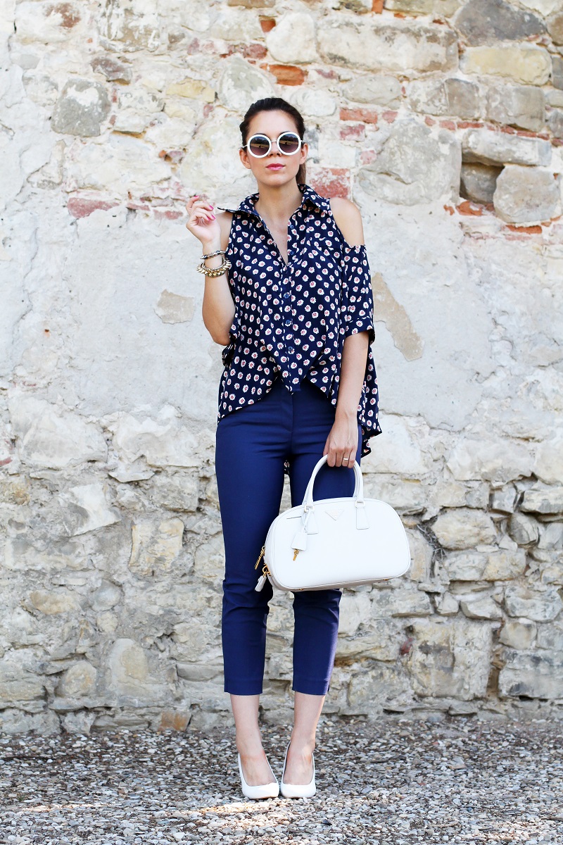 borsa prada | occhiali da sole | camicia spalle scoperte | pantaloni capri | pinocchietti 