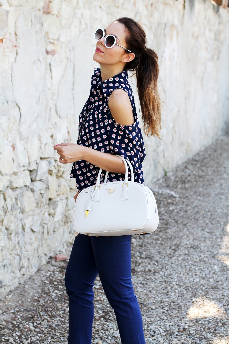 borsa prada | occhiali da sole | camicia spalle scoperte | pantaloni capri | pinocchietti  3