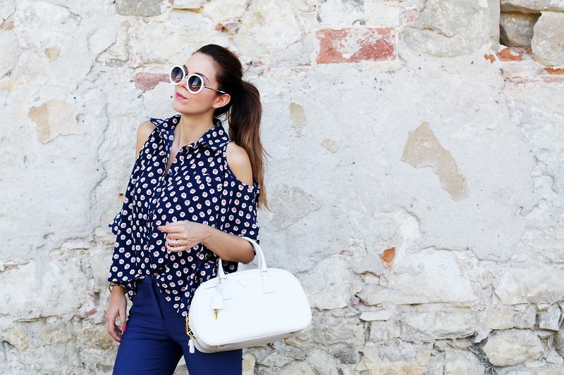borsa prada | occhiali da sole | camicia spalle scoperte | pantaloni capri | pinocchietti  5