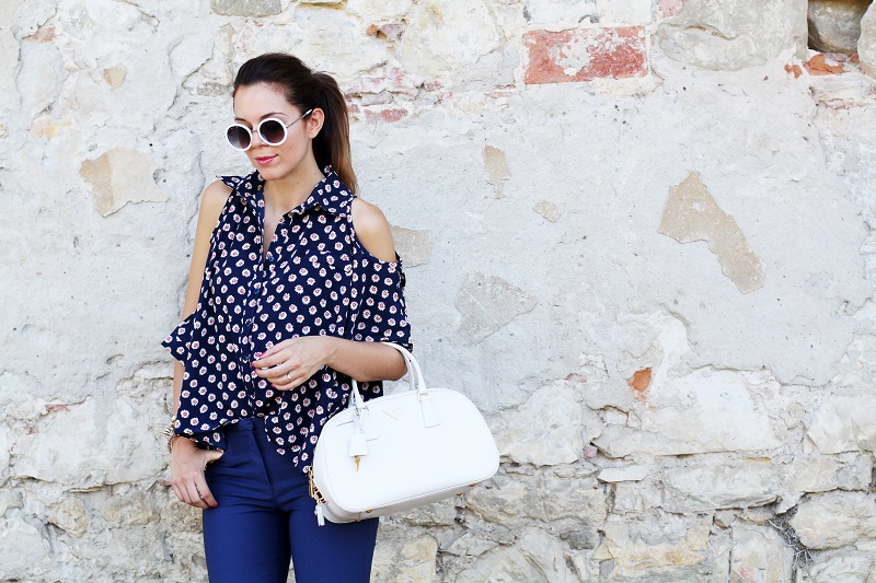 borsa prada | occhiali da sole | camicia spalle scoperte | pantaloni capri | pinocchietti  2