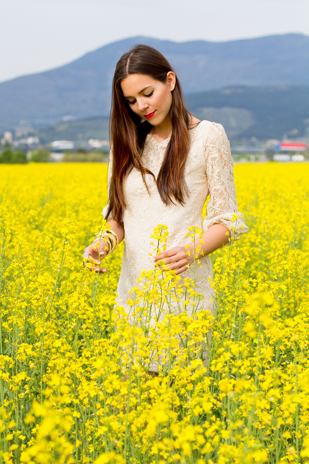 Vestito in pizzo bianco ed un mare di fiori gialli 