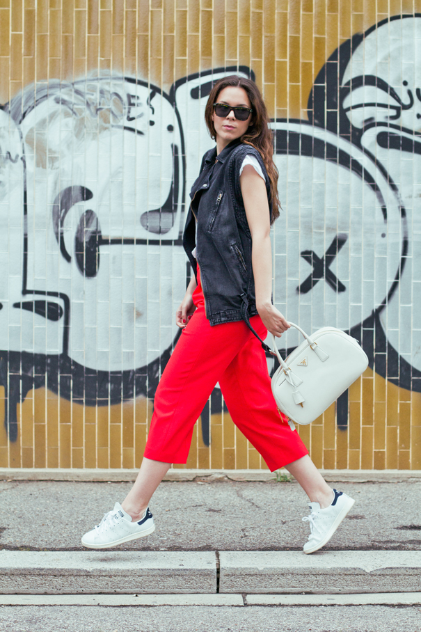 pantaloni rossi outfit