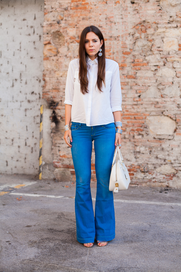 look pantaloni a zampa
