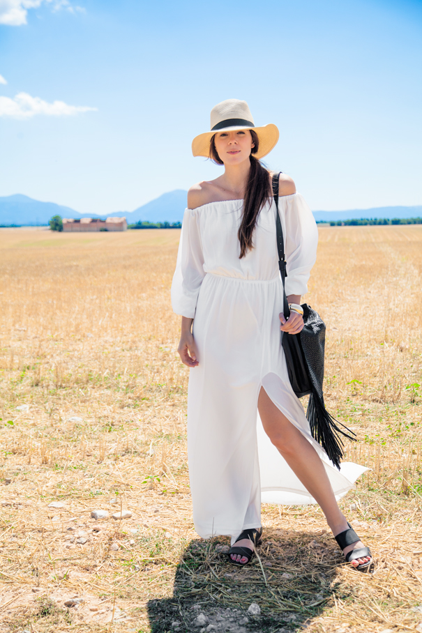 outfit vestito bianco borsa frange