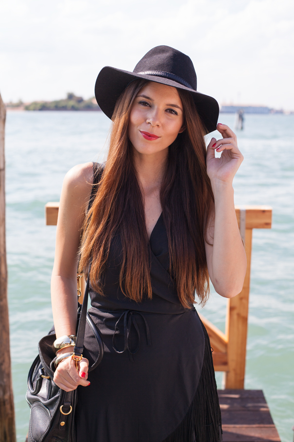 outfit con cappello nero