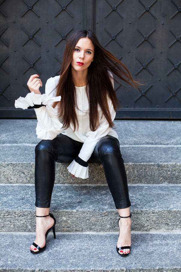 outfit con pantaloni di pelle