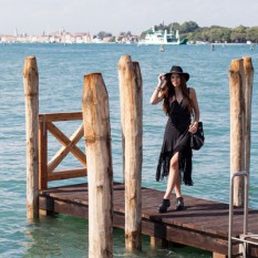 vestito-nero-con-frange