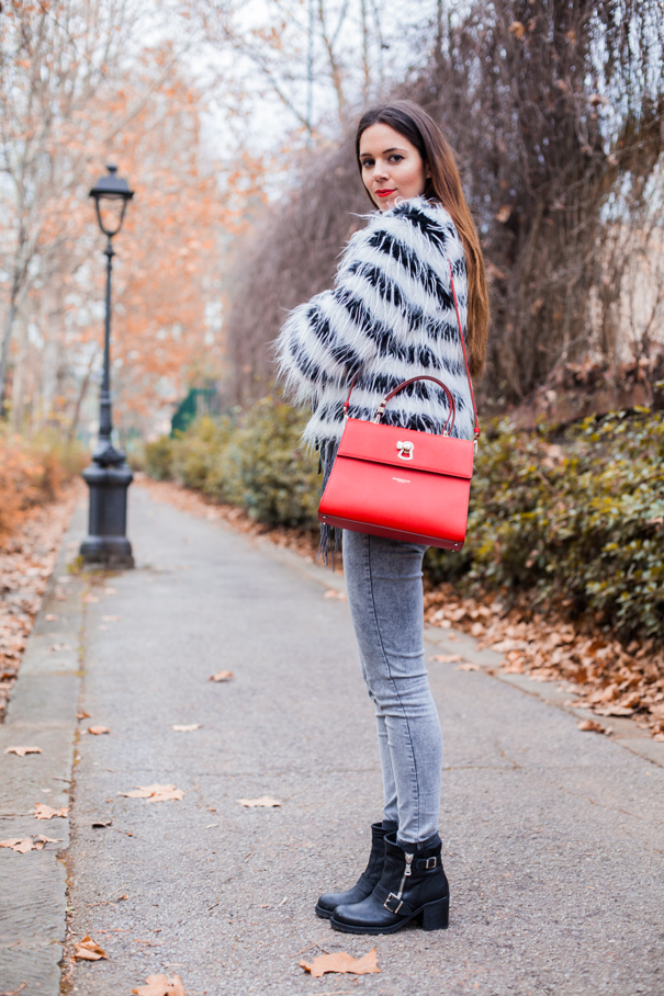 Pelliccia ecologica e skinny jeans a vita alta: due must!