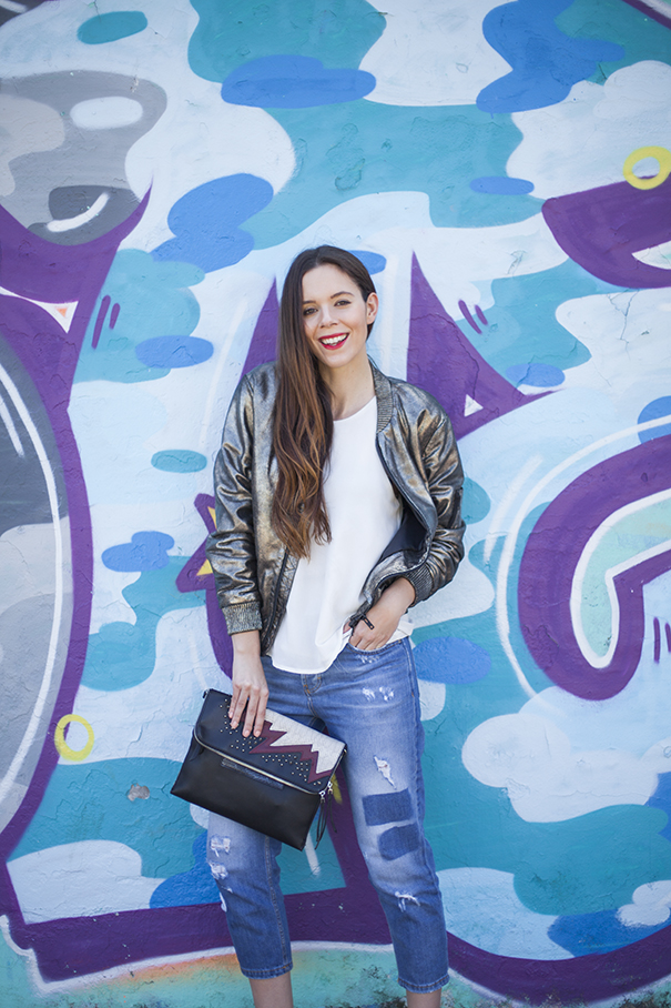 Metallics: bomber dorato e sandali argento