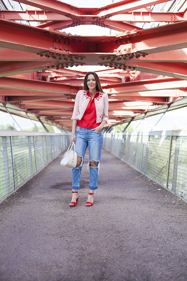 jeans strappati sulle ginocchia | outfit con jeans strappati | look casual