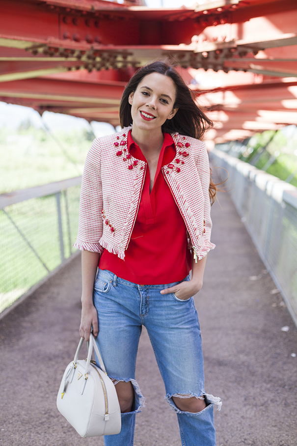 jeans strappati sulle ginocchia | outfit con jeans strappati | look casual