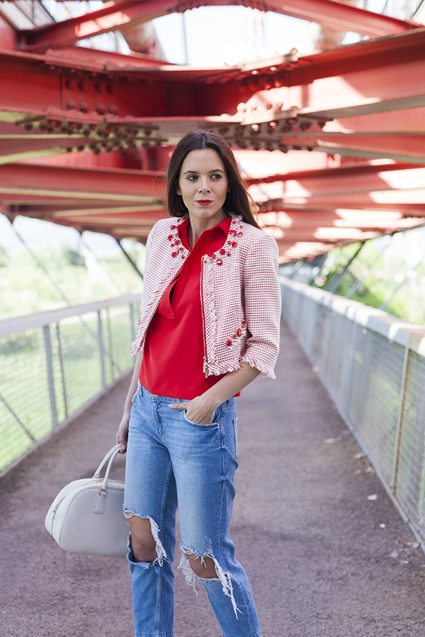 outfit giacca rossa e bianca
