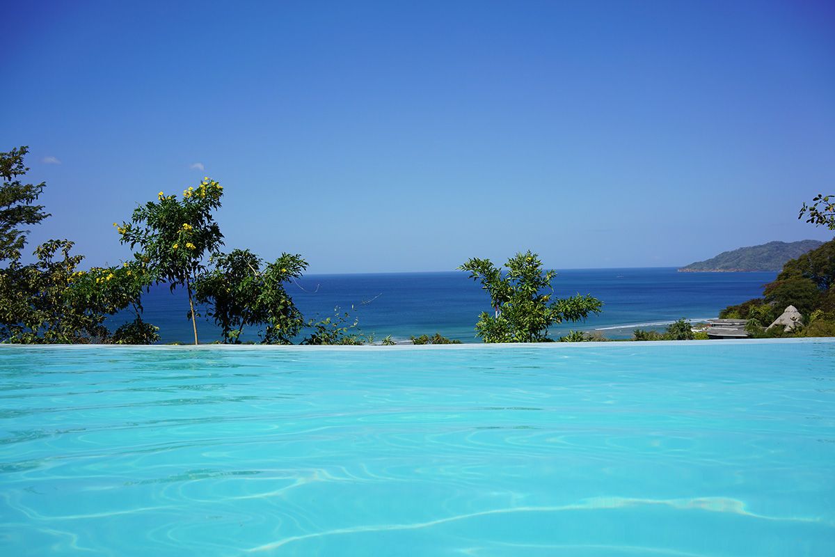 preparati all'estate | piscina sfondo mare