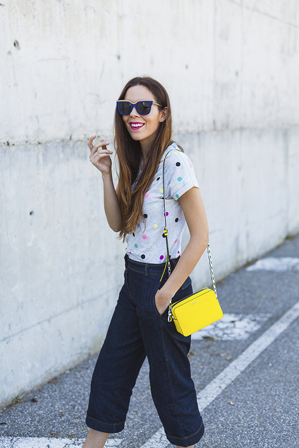 maglietta a pois | culotte di jeans