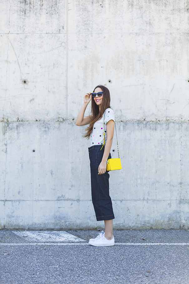 maglietta a pois | culotte di jeans