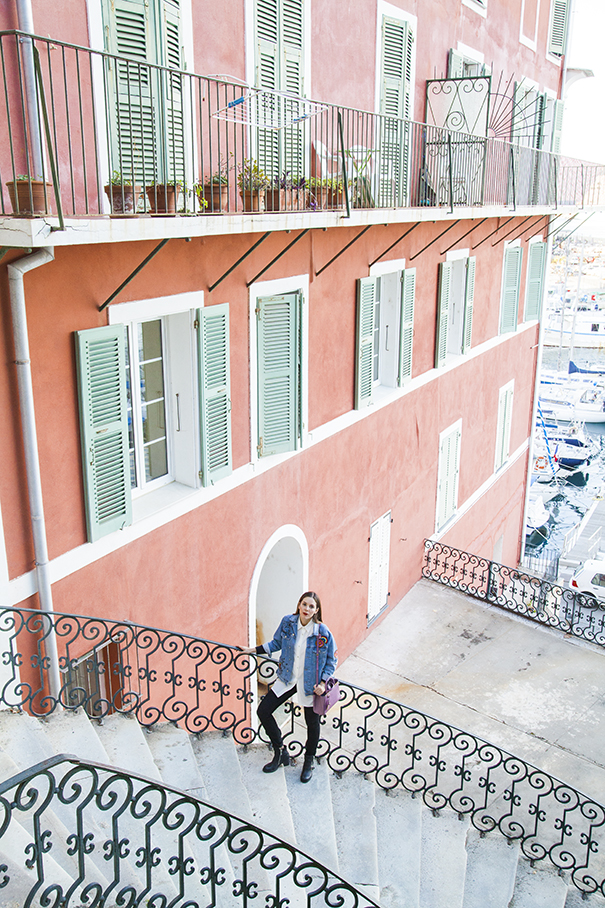 giacca in denim personalizzata | giacca di jeans personalizzata | borsa fucsia | look per il giorno