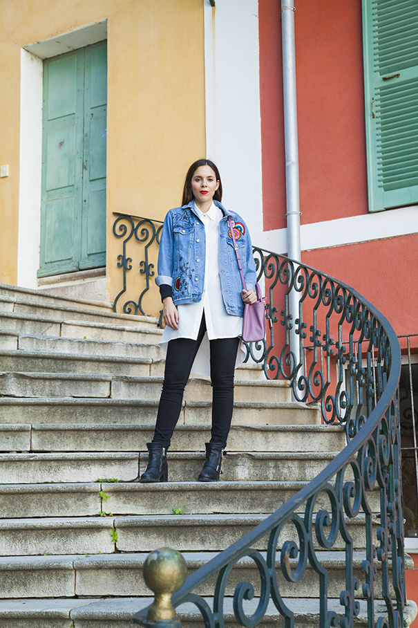 giacca in denim personalizzata | giacca di jeans personalizzata | borsa fucsia | look per il giorno