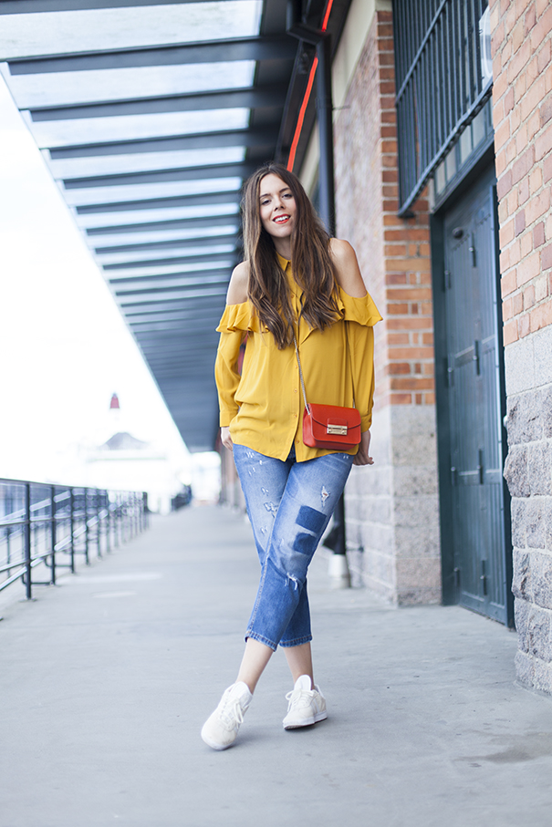 outfit camicia gialla e jeans | gazzelle adidas trend