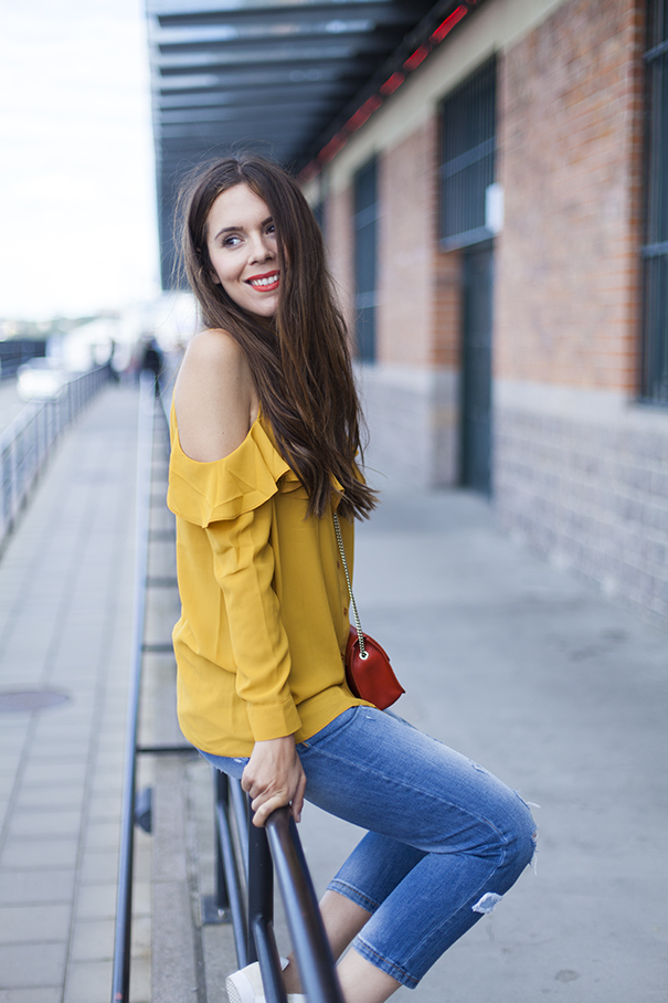 camicia con spalle scoperte