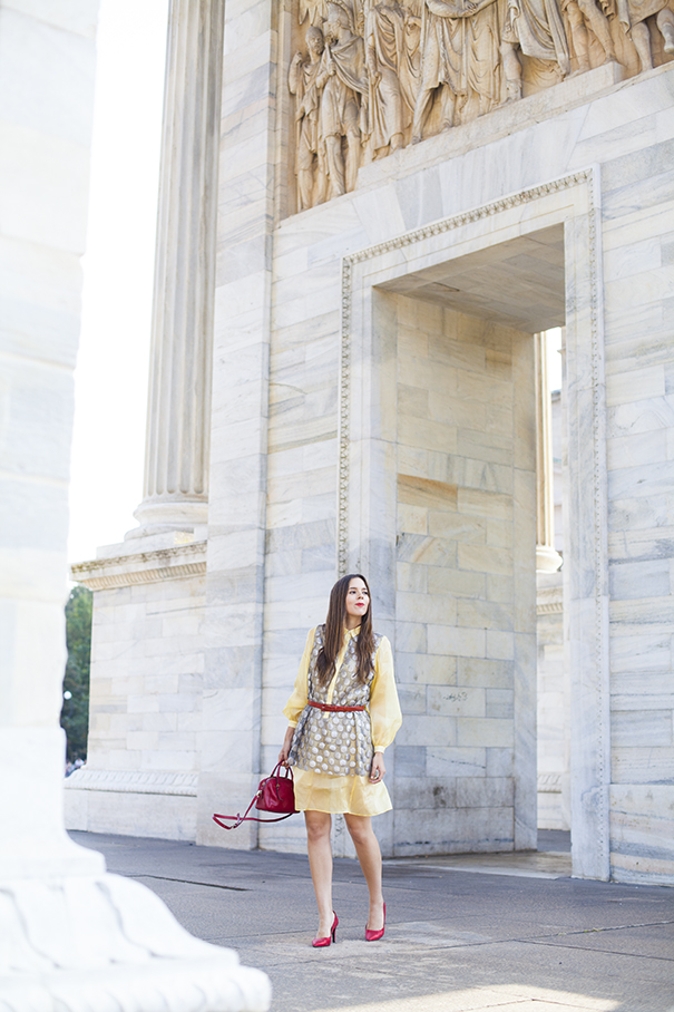 Scarpe rosse e borsa rossa | look vestito giallo