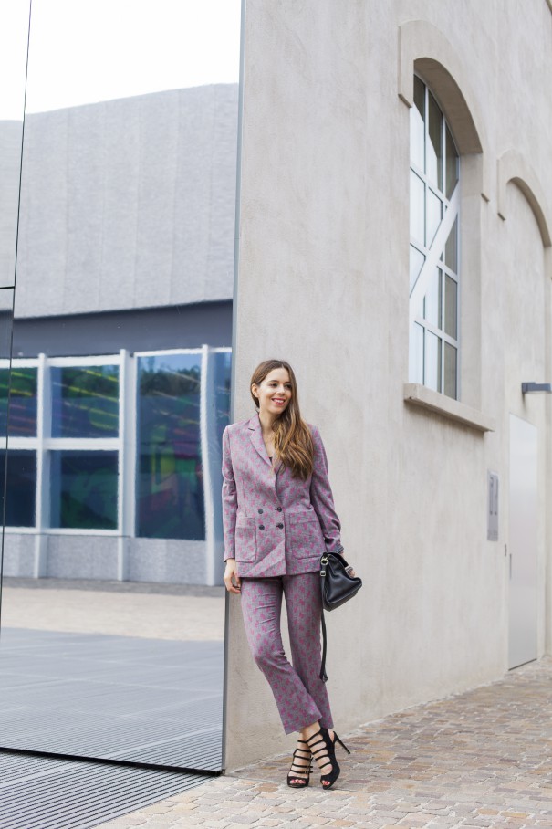 tailleur per ragazze | come indossare il tailleur | tailleur stampato